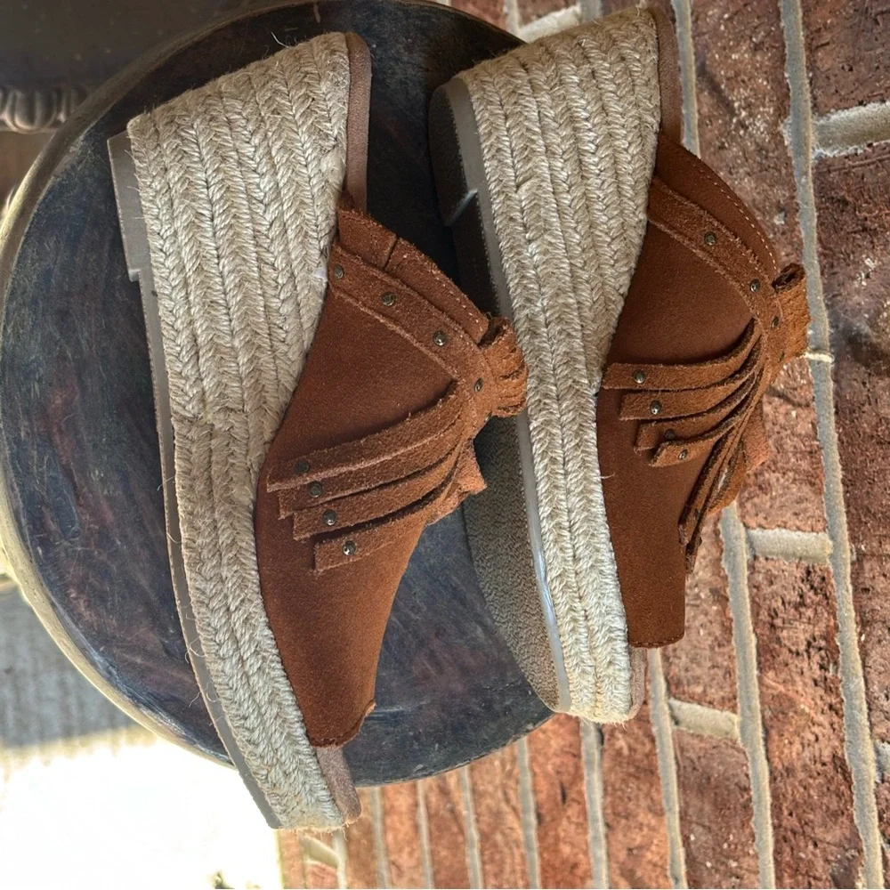 New Minnetonka Quinn Rust Suede Fringe Jute Wedge Sandals Peep Toe Mule Size 8